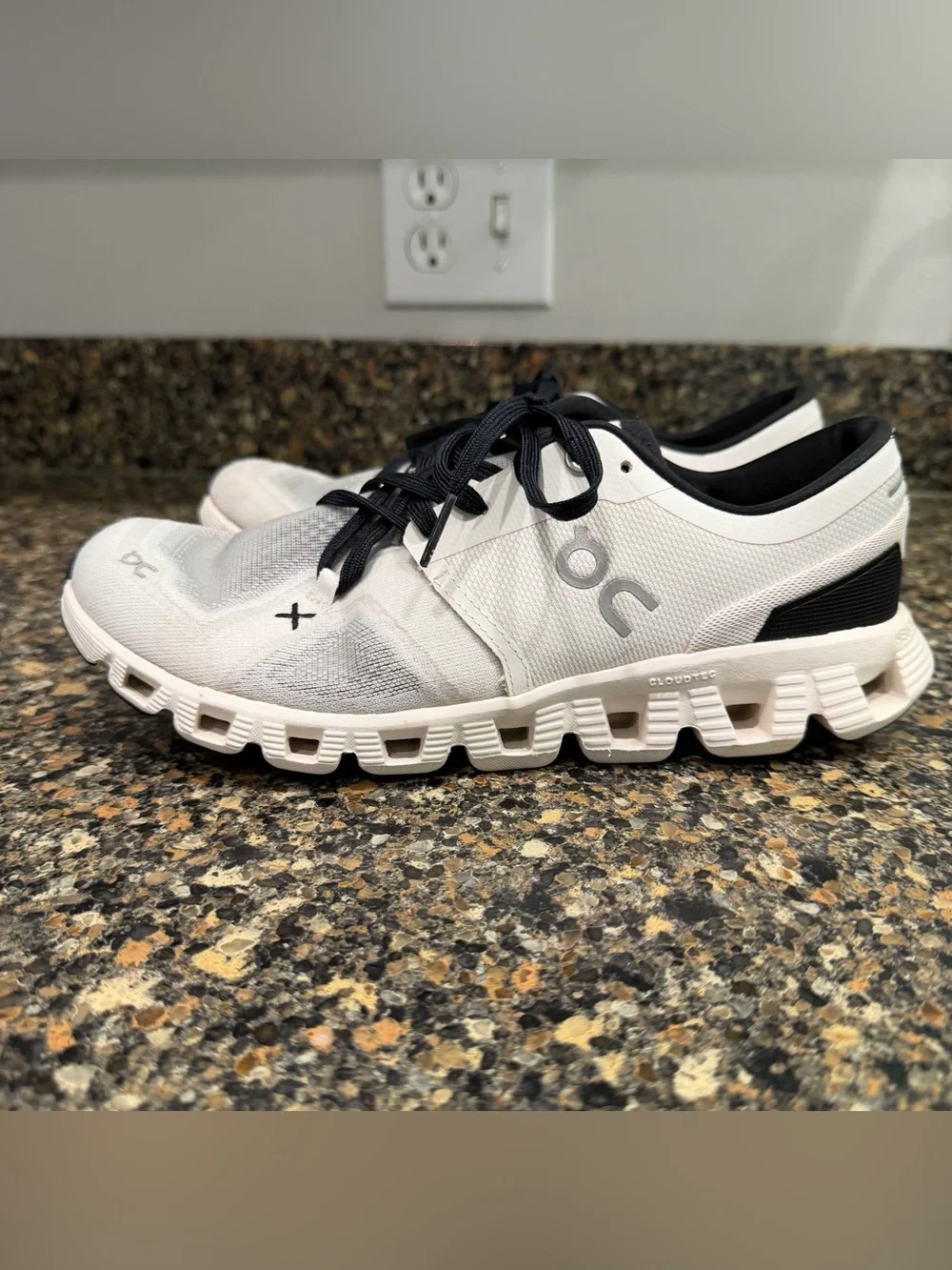 On Running Cloudswift White & Black Running Shoes ladies 7.5